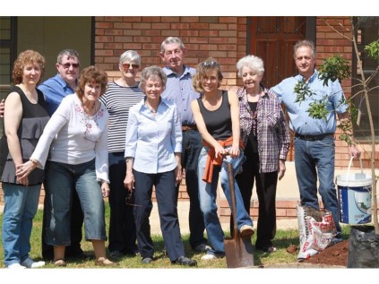 Inwooners van die Alberton Raad vir Bejaardes en lede van die Erfenis Vereniging by die boomplantgeleentheid. 