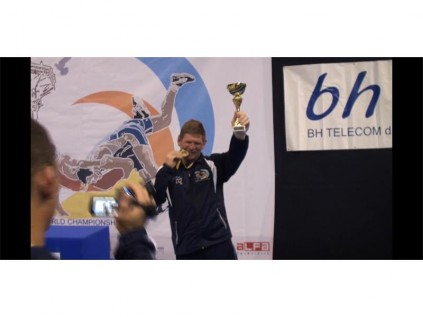 Alberton se nuutste wêreldkampioen Chis Sutton, staan hier met trots op die podium tydens die medalje oorhandigingsplegtigheid. *Fotos verskaf.