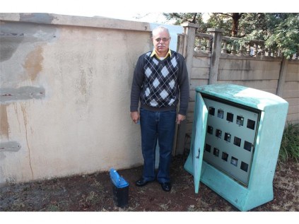 Frans Joubert indicates where the incorrect readings took place: the meter box is on the left and the electrical box on the right, left open.