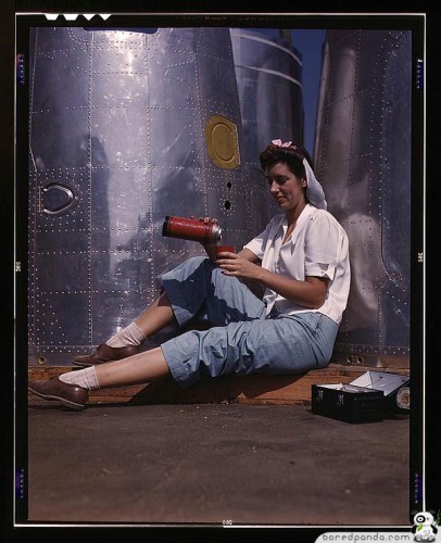Girl worker at lunch also absorbing California sunshine, Douglas Aircraft Company, Long Beach, Calif. 1942 Oct. photographer: Palmer, Alfred T.