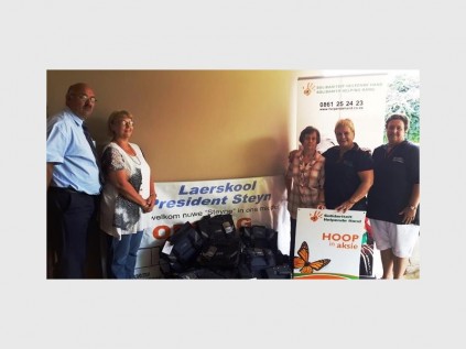 PRESIDENT STEYN: Mnr Pieter le Roux, Mev Alet Swanepoel; Denise Grobbelaar, Judi Muller en Ella Kruger van Helpende Hand Alberton.