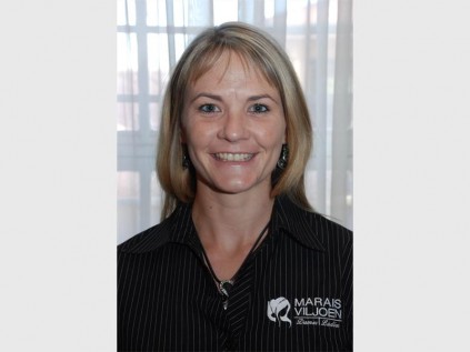 AANWINS: Me. Tanya Firth gee Engels.