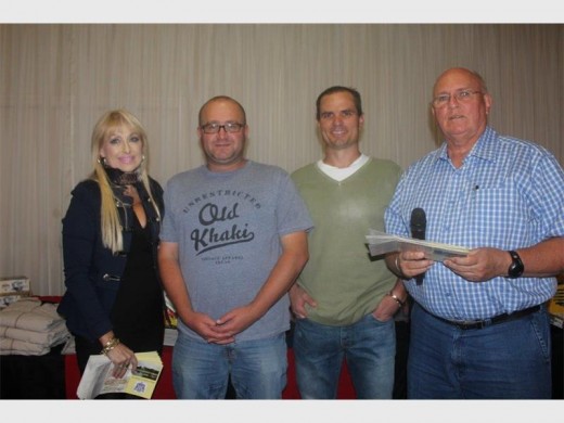 EERSTE PRYS WENNERS: Alberton LewenSentrum se gholfdag wenners is Emises Redpath en Johan Thiart (in die middel), hier saam met Ria van der Merwe en Jakkie van Niekerk, tydens die prysuitdeling.
