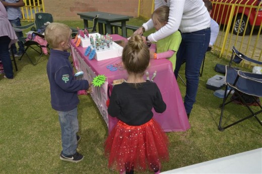 Learning some retailing skills at the Castillian College Grade R entrepreneurs day