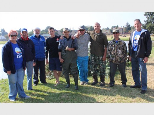 FISHING CLUB: Clr Estelle Visser, Gys Britz Snr, Neil Campbell DA MPL, Brandon Frazer, Bradley Leeds, Robin Norton, Gys Britz Jnr, Ernie Van Biljon, Michiel Jacobs ward 38 DA branch chair.
