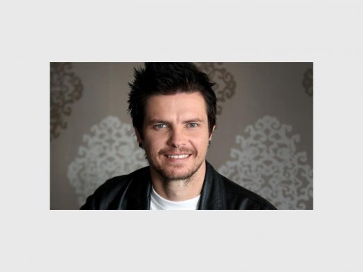 ALOM BEKEND: Elvis Blue is 'n treffersanger wat by oud en jonk aanklank vind.