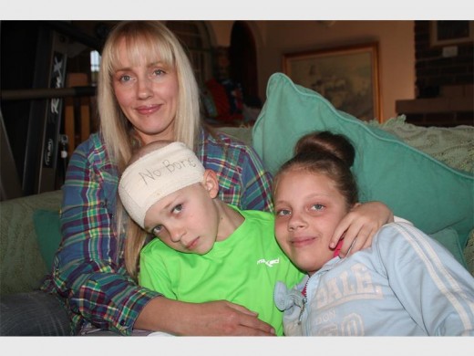 DANKBAAR: Andriëtte Cooper is dankbaar dat haar seun Caden Slabbert (middel) goed herstel na die noodlottige voorval meer as twee maande gelede. Saam met hulle is sy sussie Eden Slabbert.