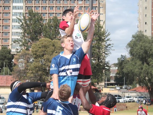 GRYP VAS: Kyle Hawthorn van Hoërskool President High rokkel die bal van Alberton High School se Cameron Lake af in ’n betwiste lynstaan.