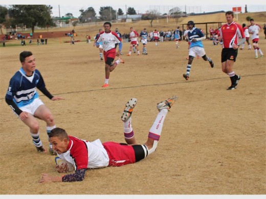 DRIE GEDRUK: Juandré Maré, Hoërskool President High se kaptein, gly oor die drielyn om punte aan te teken terwyl Enrique Pepin van Alberton High School te laat is om hom te keer.