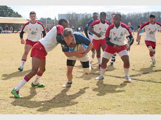 GEEN WEGKOMKANS: Chesny Jafta van Hoërskool President High pak vir Cameron Lake van Alberton High School in die Goue Leeus finaal.