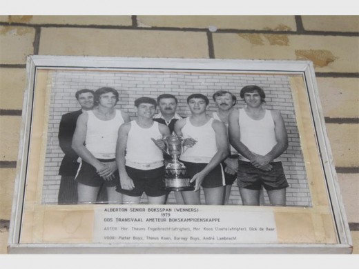 JONG KAMPIOEN: Só sal Barney Buys onthou word as 16-jarige bokskampioen in hierdie argief-foto, regs met sy hande op die trofee wat Oos-Transvaal verower het in 1979 as die kampioen boksprovinsie in die land. *Huldeblyk deur Peet van Niekerk, wie Barney Buys se hoogtepunte in die sportarena beleef het.