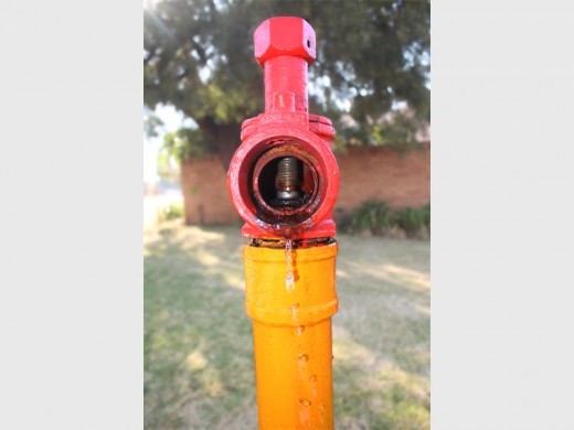 DRUP-DRUP: Dié lekkende brandkraan op die hoek van Fick- en Smitstraat kwel Florentia inwoner Anette Kleynhans.