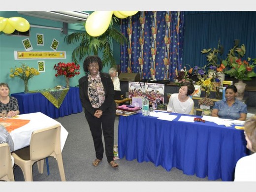 DIE KUNS VAN STORIE VERTEL: Hilda Tshweu van die Alberton Biblioteek verwelkom die dames by die lenteoggend.