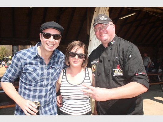 AL GLIMLAGGEND: Jakkie Louw, Lynne Erwee en Allen Ridley.