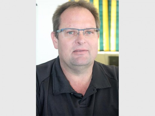 OUTYDS: Danny Morris (47), eienaar van Battery Boss, het gesê hy maak glad nie meer van die poskantoor se dienste gebruik nie omdat state en kommuniksie deesdae via e-pos gestuur word. “As jy nog briefies skryf kan jy maar ook jou kappie uit die ossewa gaan haal.”