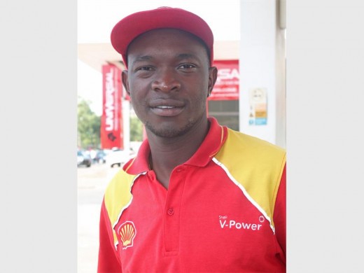 SELFOON VIR KOMMUNIKASIE: Hloni Mabena (28), ’n petroljoggie van Vosloorus, het nog nooit van die poskantoor gebruik gemaak nie. “My selfoon is die enigste middel wat ek vir kommunikasie gebruik. Dit is geriefliker om kitsboodskappe te kry as om vir ’n brief te wag en dis boonop baie goedkoper.”