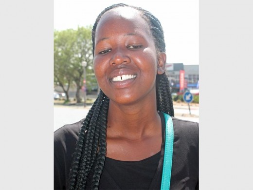 WATTER POSSEËLS? Die poskantoor het ook nog nie vir Mbali Matoti (21) van Vosloorus gesien nie. “Ek weet nie eers van die posseëls wat onlangs bekendgestel is nie. Ek gebruik my selfoon om te kommunikeer.”