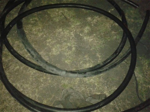 DIE BUIT: Ekurhuleni Metropolisie (EMPD) het hierdie kabels in beslag geneem.