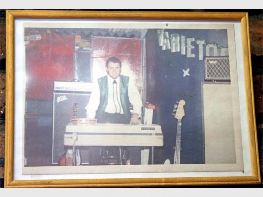 MUSIEKPLESIER: Nie net was Thys van den Berg, eienaar van Alberton Motors en Roadworthy Centre ’n goeie verkoopsman met ’n liefde vir motors nie, hy het ook in sy vrye tyd dromme vir die plaaslike Varietos orkes geslaan.