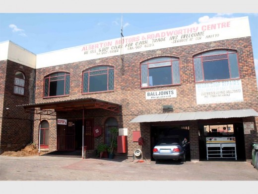 AL 44 JAAR STERK: Die perseel van Alberton Motors en Roadworthy Centre in Alberton-Noord.