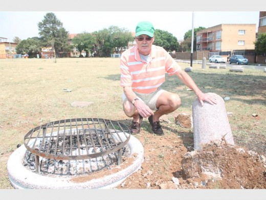 VERWYDER: Louis Kruger by die braaigeriewe wat hy sê op 11 Oktober nog in gebruik was. Die Ekurhuleni Metropolitaanse Munisipaliteit (EMM) het nou bevestig dat hulle self die geriewe verwyder het.