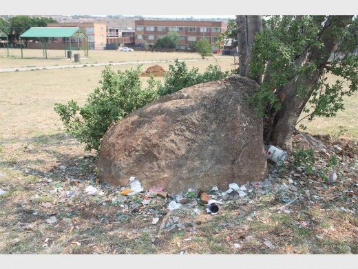 VUIL: Glasbottels word moedswillig teen hierdie klip flenters gegooi.