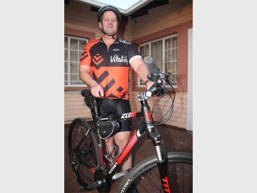 HOU BENE HOU: Martin Kroukamp, hooflanddros by die Palmridge Landdroshof, gaan vir die Alberton Kinderwelsyn 94,7km ver op sy fiets trap.