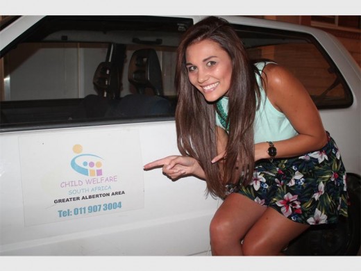 BELOOF OM TE HELP: Alberton se eie skoonheid, Schané Venter, 'n Mej Suid-Afrika semi-finalis, wys dat sy by Alberton Kinderwelsyn betrokke wil raak.