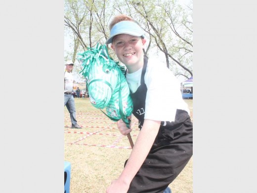 PERDERUITER: Joshua Binns geniet die dag se aktiwiteite wat by die Rietvlei Zoo Farm gehou is.