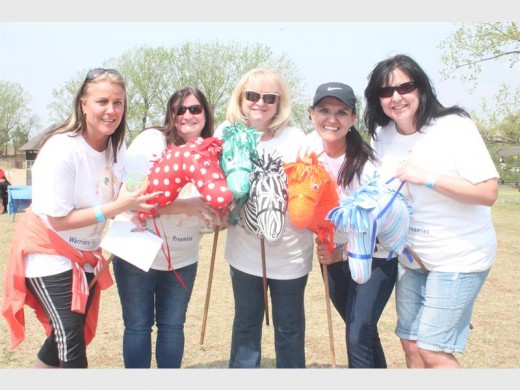 HIEP HIEP HOERA! Moira Hepburn, Hayley Fasey, Sue Simpson, Deidre du Plessis en Marlene Urqhart het die fondsinsameling geniet.