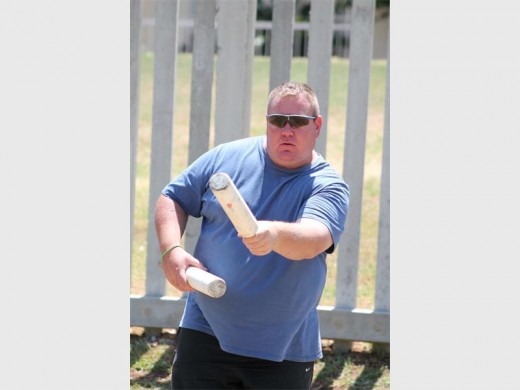 REG VIR DIE SLAG: Eben Scholtz speel sommer vinnig klaar met sy skeie.