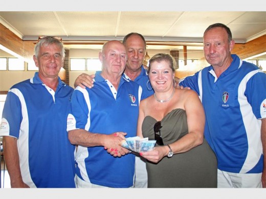 SECOND PRIZE WINNERS: Ian Donaldson receives the cash prize from Pam Golding’s Charmaine Brown. With them are team mates, Mike Finlayson, Chris Jago and Bruce Millar.