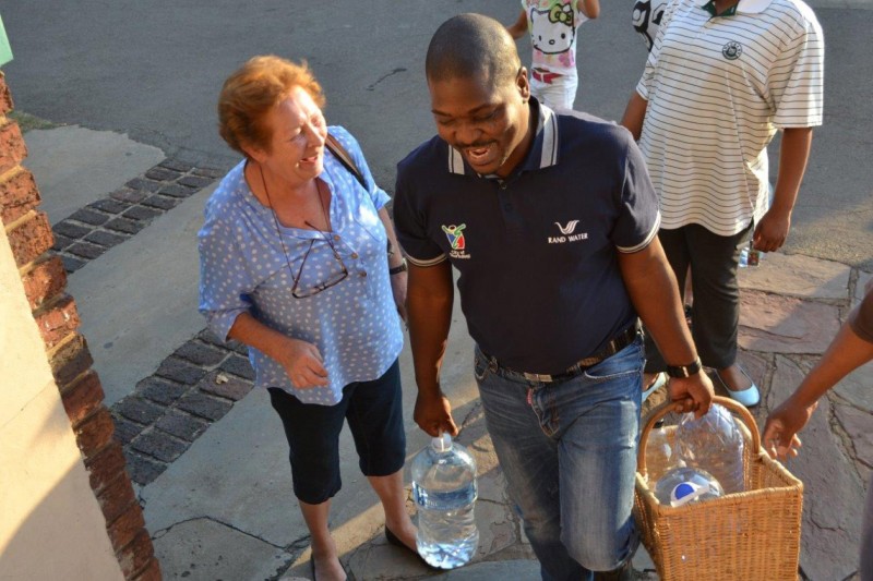 Ekurhuleni Member of Mayoral Committee for Water and Energy, Cllr Doctor Xhakaza spent his Saturday, November 14 in Germiston and the surroundings  assessing the levels of critical reservoirs as well as interacting with the communities affected by the water supply interruptions. He took some time listening to their challenges. Key amongst the challenges raised included security around JOJO tankers and for people who could only fetch water in the evenings. The MMC has emphasised his call to all residents to use water sparingly. In the attached pictures, the MMC is seen helping residents by carrying their water into their block of flats. 