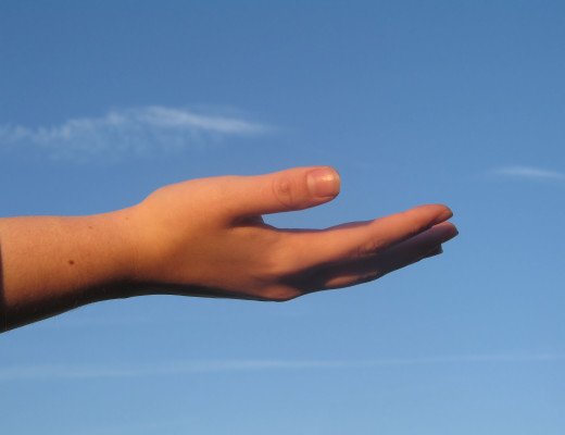 HELPENDE HAND: Die tak reik uit na ander.