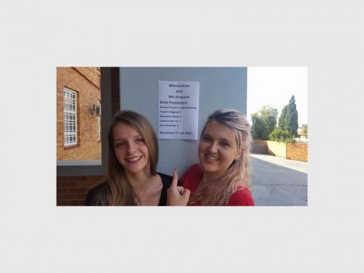 OPGEWONDE: Leandra Merrick en Zoë Salzwedel het albei drie onderskeidings verwerf.