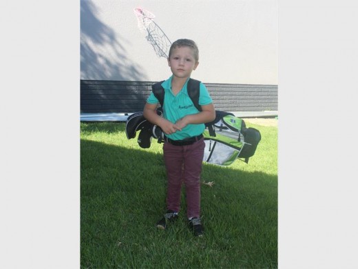 SUPERSTER VAN DIE TOEKOMS: Louvan Becker met sy gholfstel. Al wat die drie-jarige wil doen is balle slaan.