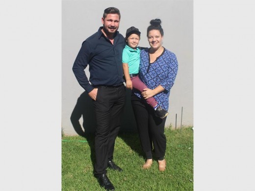 "BECKER BALL": Die Becker gesin, Lourens Becker en sy vrou, Lechien, met hul klein gholf-breker, Louvan.