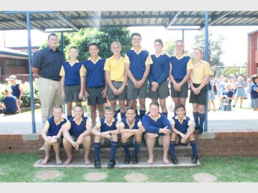 STAATMAKERS: Hier is die rugbyspelers van Laerskool President Steyn wat in die Oosrand se o.11, o.12 en o.13 spanne opgeneem is. Saam met hulle is hul afrigter, JP Brummer.