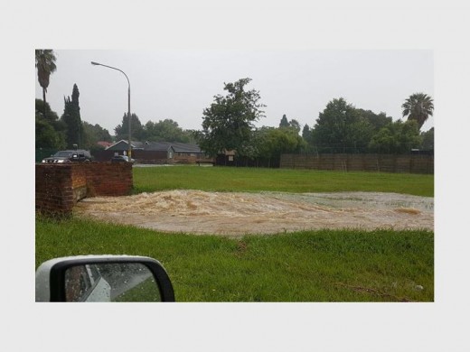 GEBLOKTE DREIN: Reënwater oorstroom hier.